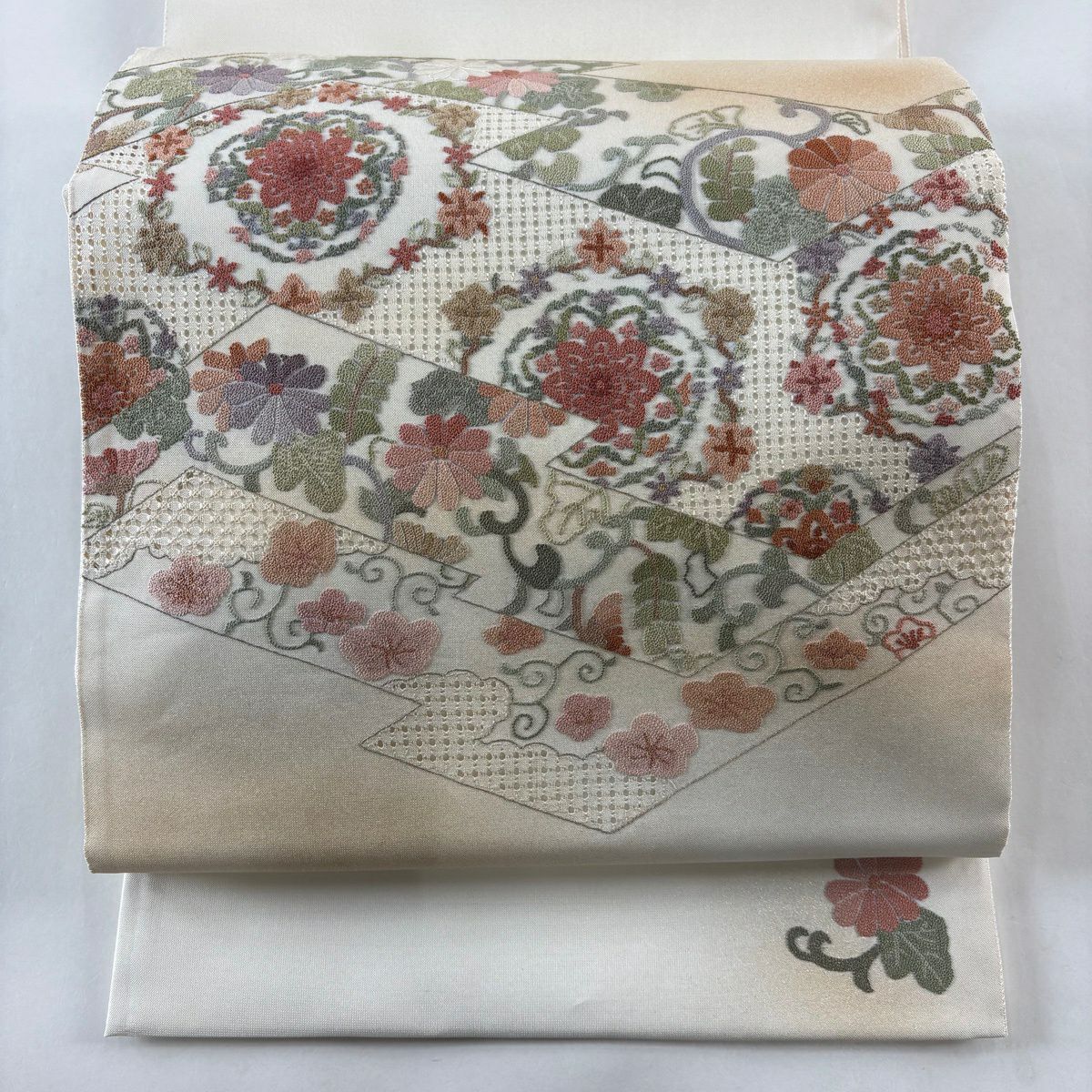 【美品】 袋帶 名品級 華紋 花唐草紋 相良刺繡 金彩裝飾 奶油色 大鼓圖案 純蠶絲