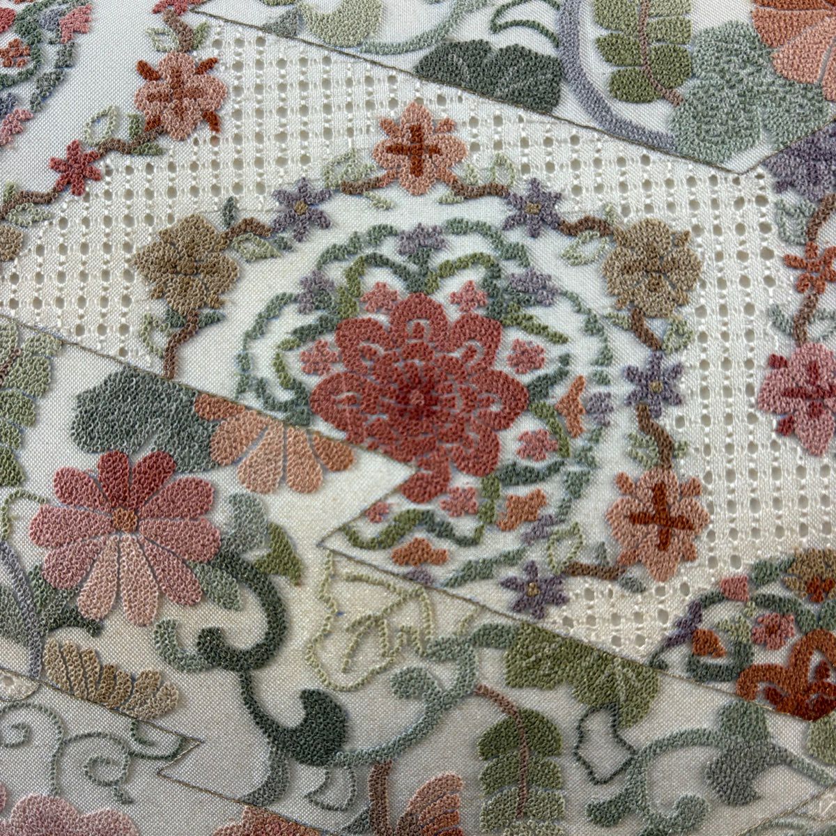 【美品】 袋帶 名品級 華紋 花唐草紋 相良刺繡 金彩裝飾 奶油色 大鼓圖案 純蠶絲