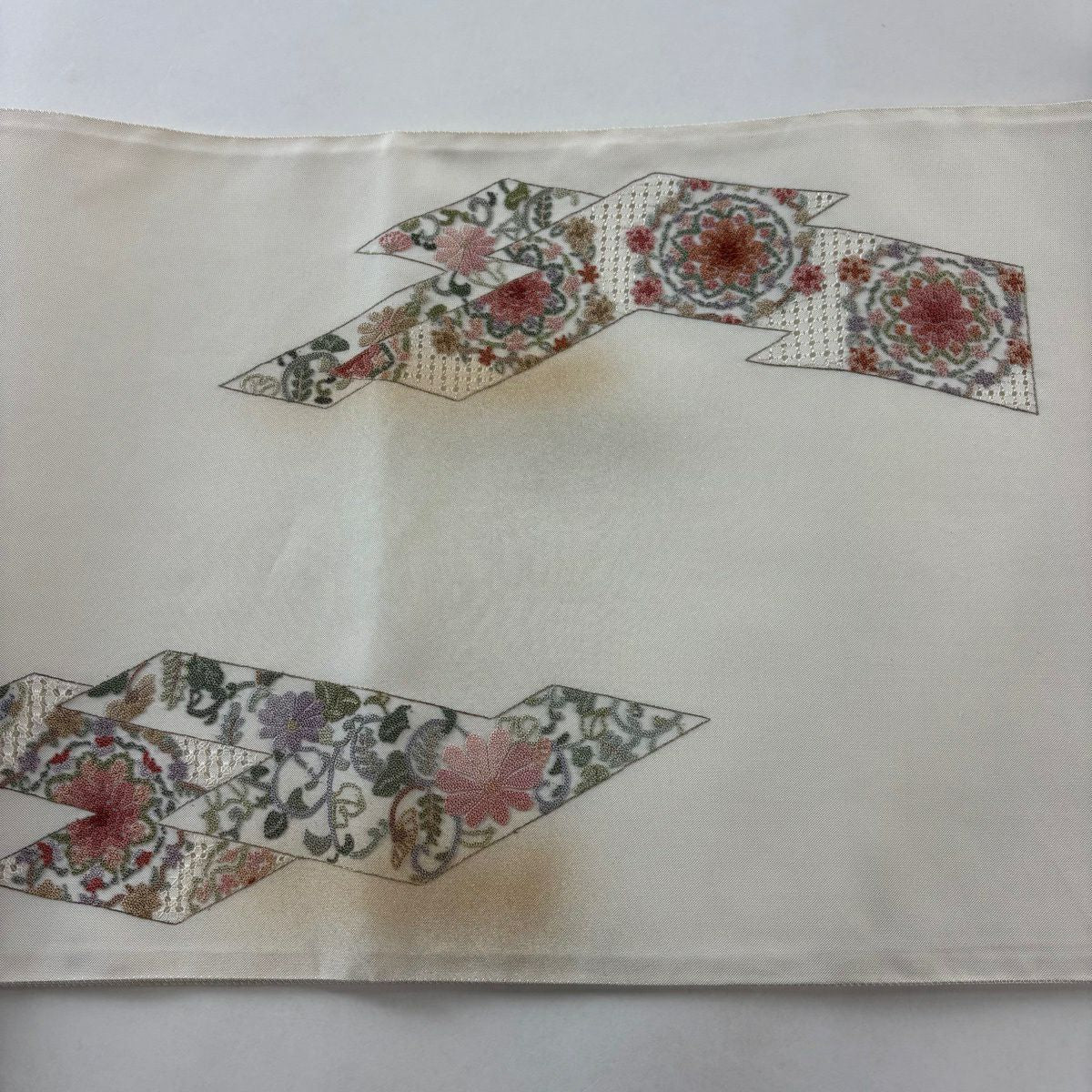 【美品】 袋帶 名品級 華紋 花唐草紋 相良刺繡 金彩裝飾 奶油色 大鼓圖案 純蠶絲
