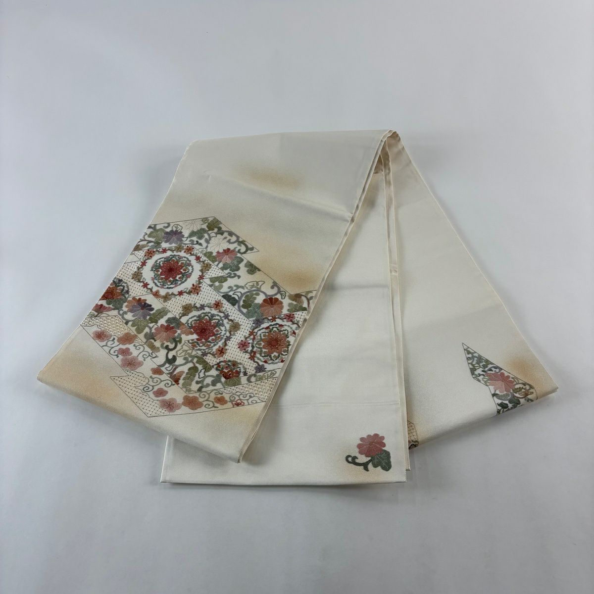 【美品】 袋帶 名品級 華紋 花唐草紋 相良刺繡 金彩裝飾 奶油色 大鼓圖案 純蠶絲