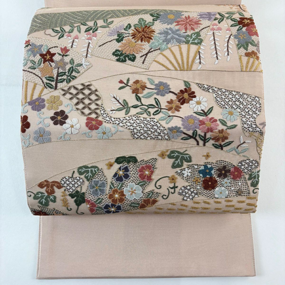 【美品】 袋帶 名品級 扇子 草花紋 相良刺繡 金糸 灰茶 お太鼓柄 純蠶絲