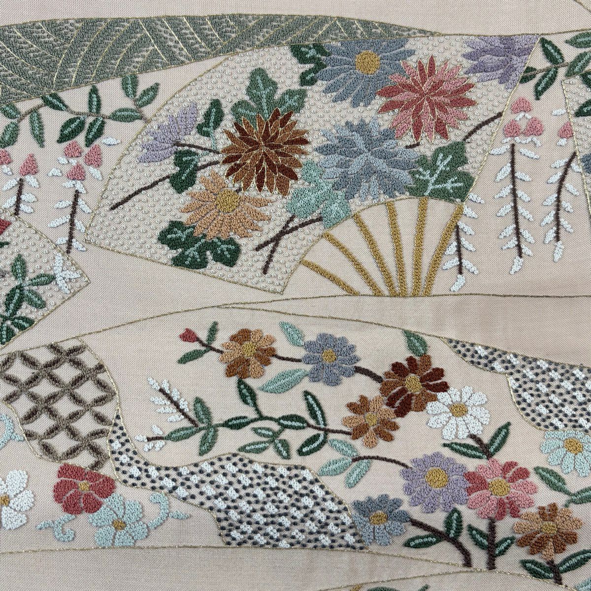 【美品】 袋帶 名品級 扇子 草花紋 相良刺繡 金糸 灰茶 お太鼓柄 純蠶絲