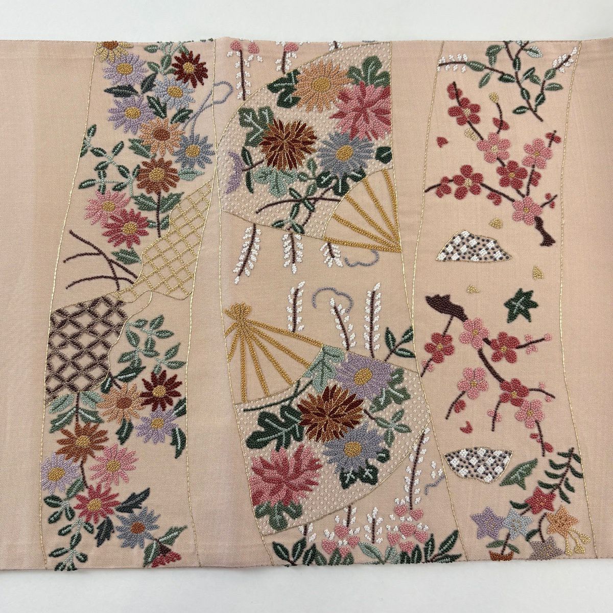 【美品】 袋帶 名品級 扇子 草花紋 相良刺繡 金糸 灰茶 お太鼓柄 純蠶絲