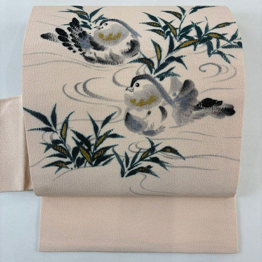 【美品】 名古屋帶 名品級 落款有 山科春宣 鴛鴦 流水 金彩裝飾 鮭粉色 純蠶絲