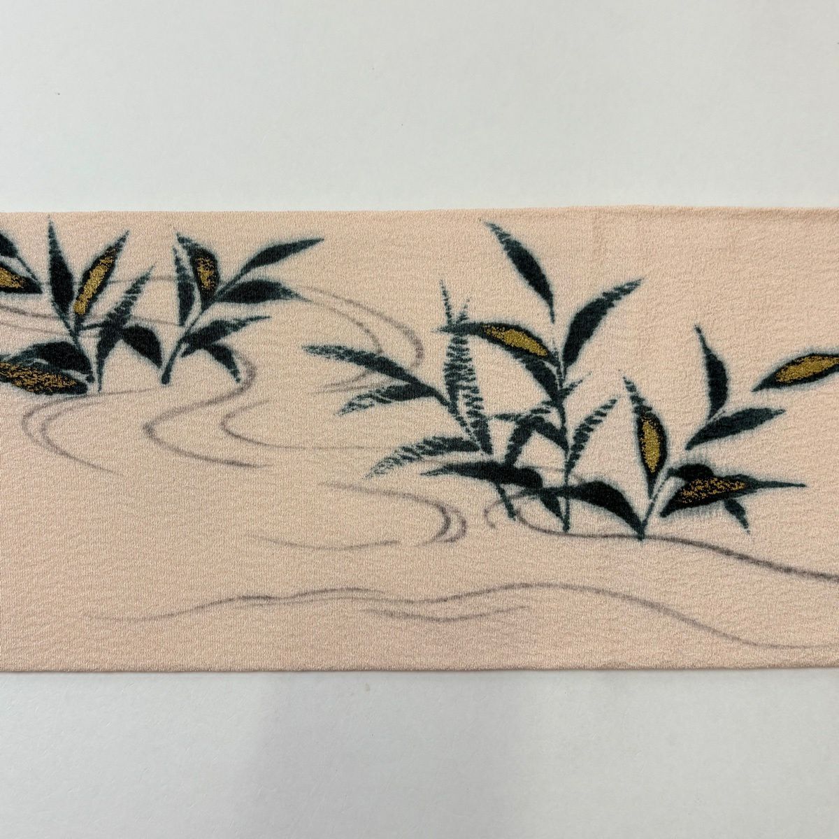 【美品】 名古屋帶 名品級 落款有 山科春宣 鴛鴦 流水 金彩裝飾 鮭粉色 純蠶絲