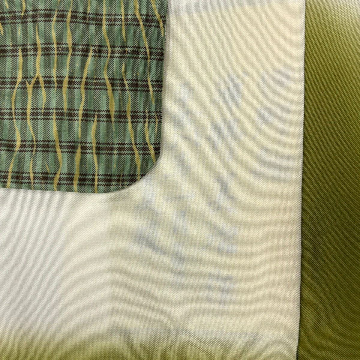 【美品】 小紋 身長159.5cm 袖長62.5cm S 雙層 紬織織 落款あり 橫條 幾何圖案 艾草綠 純蠶絲 名品級