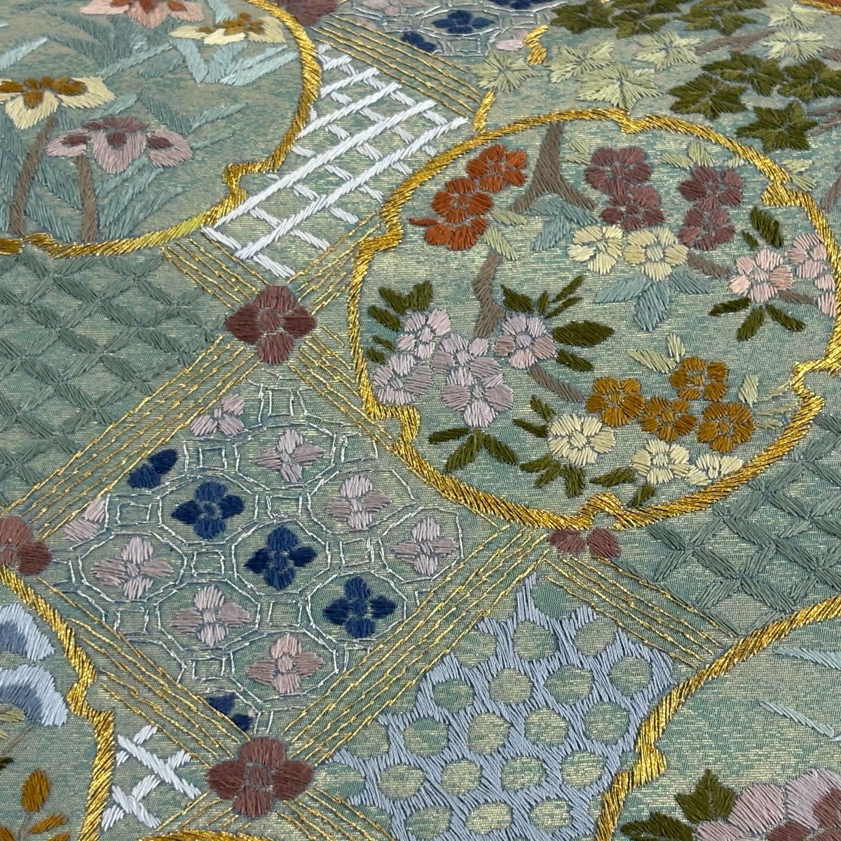 【美品】 袋帶 逸品級 菱格子 草花紋紋 刺繡 金金箔 薄綠 六通 純蠶絲