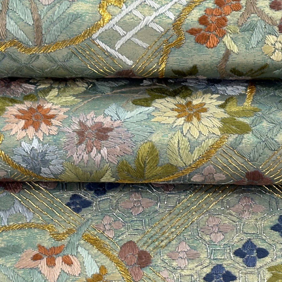 【美品】 袋帶 逸品級 菱格子 草花紋紋 刺繡 金金箔 薄綠 六通 純蠶絲