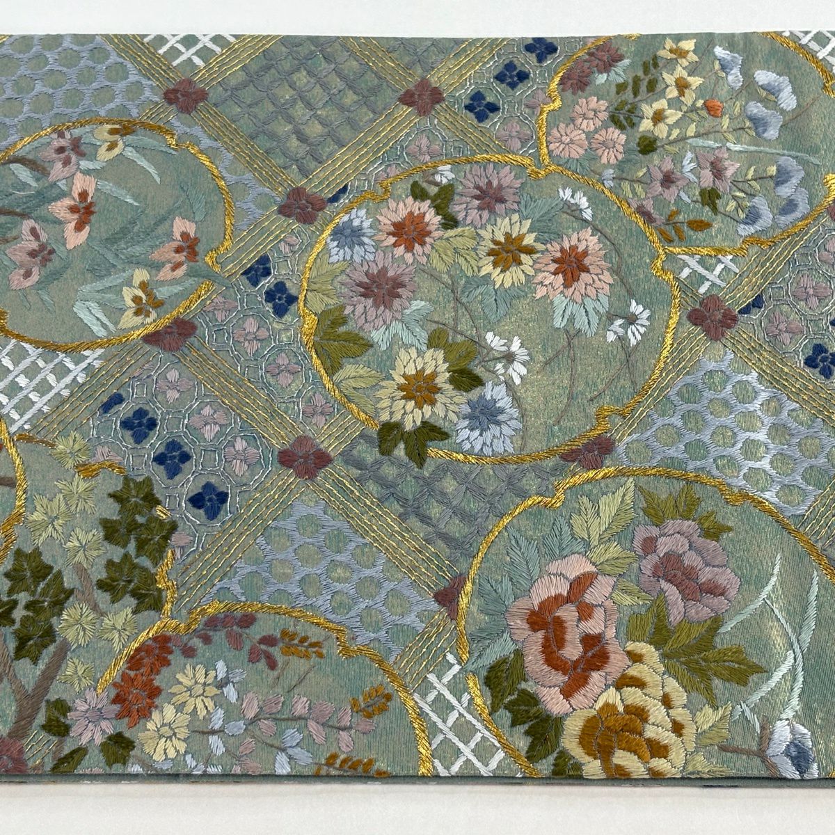 【美品】 袋帶 逸品級 菱格子 草花紋紋 刺繡 金金箔 薄綠 六通 純蠶絲