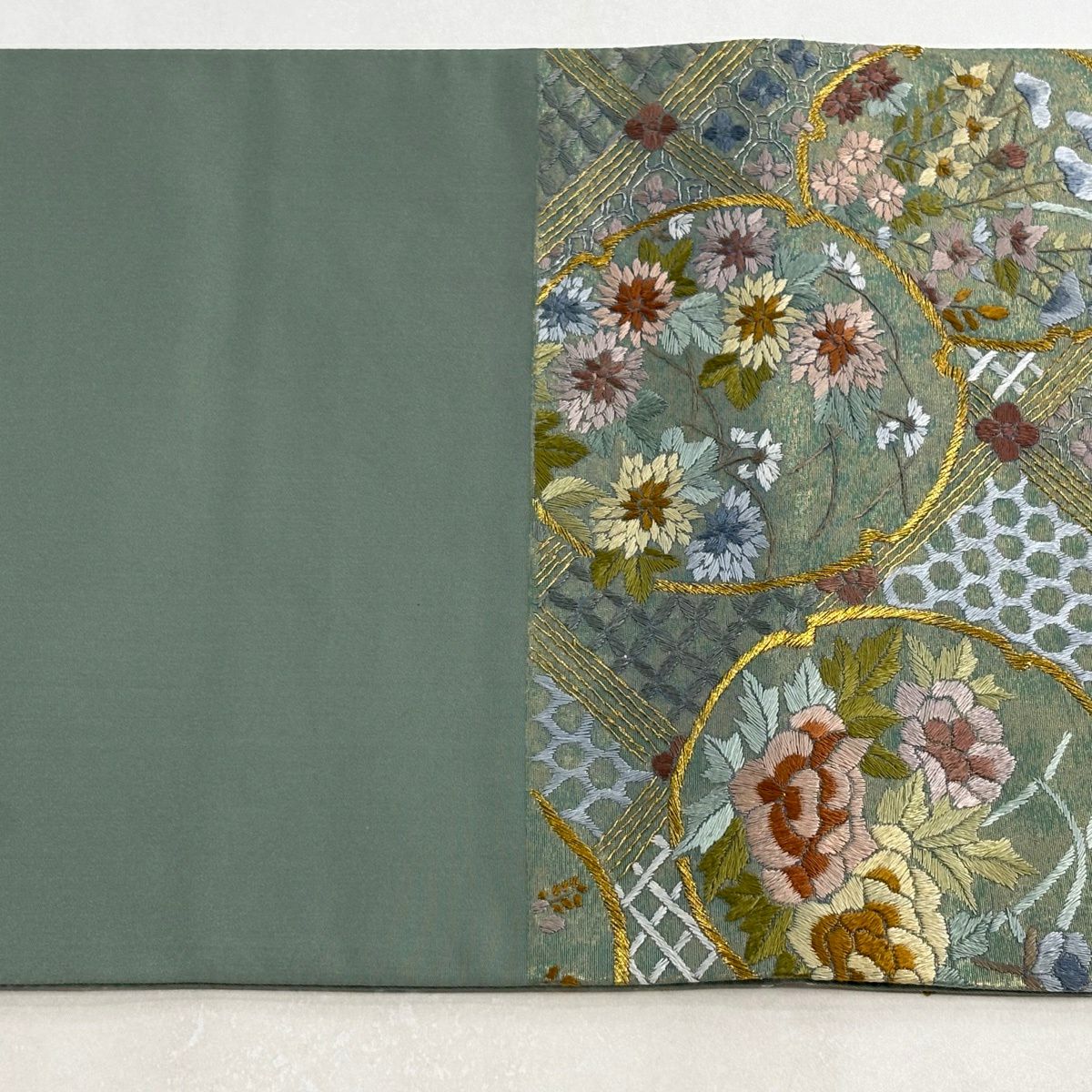 【美品】 袋帶 逸品級 菱格子 草花紋紋 刺繡 金金箔 薄綠 六通 純蠶絲