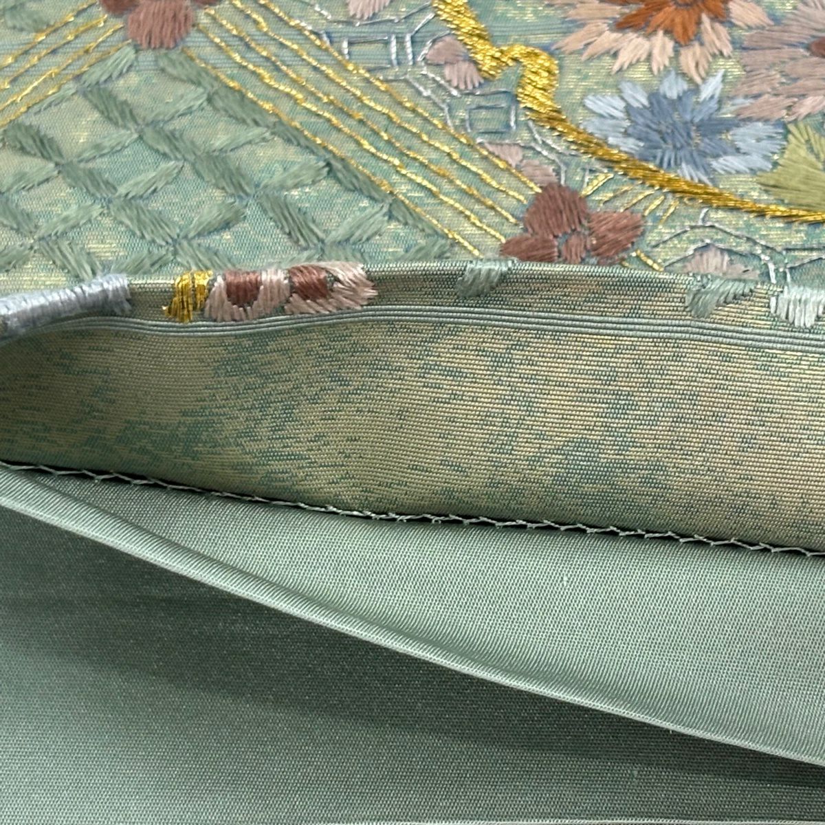 【美品】 袋帶 逸品級 菱格子 草花紋紋 刺繡 金金箔 薄綠 六通 純蠶絲