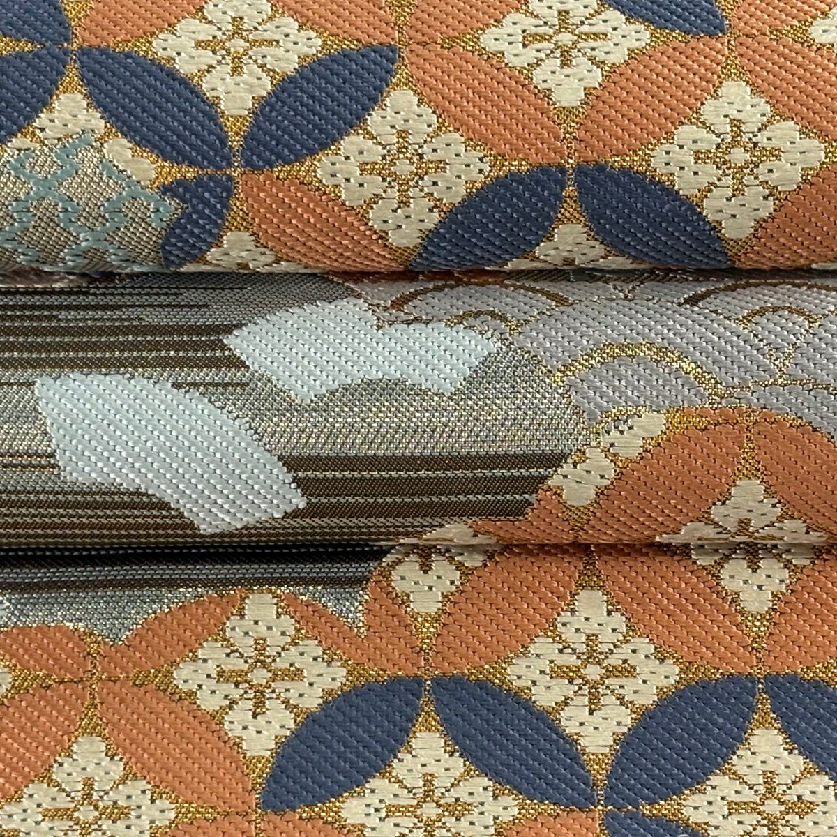 【美品】 袋帶 逸品級 川島織物 落款あり 雲文 七寶 金金箔 金色 六通 純蠶絲