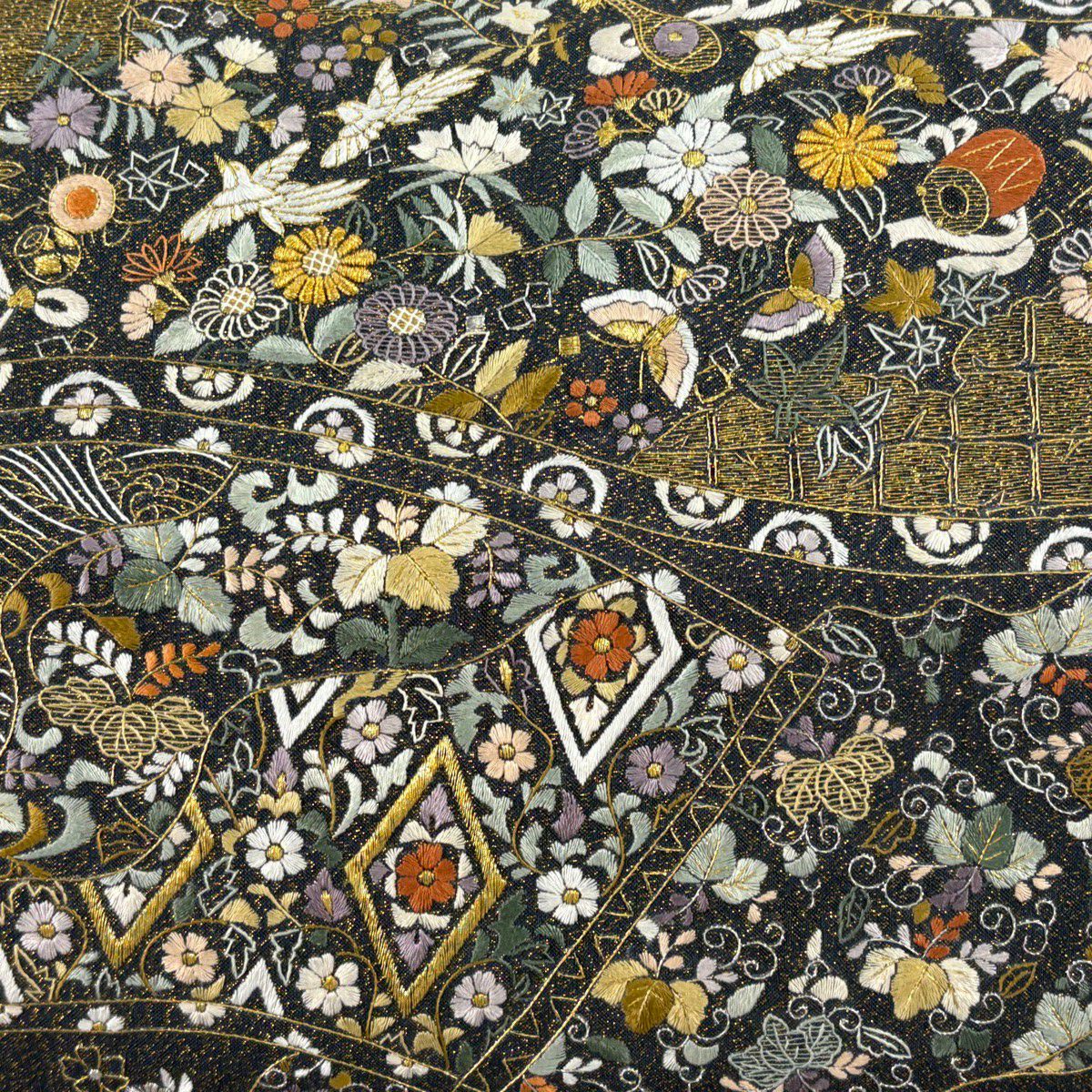 【美品】 袋帶 逸品級 花蝶 鳥 刺繡 金銀彩 墨 深藍色 お太鼓柄 純蠶絲
