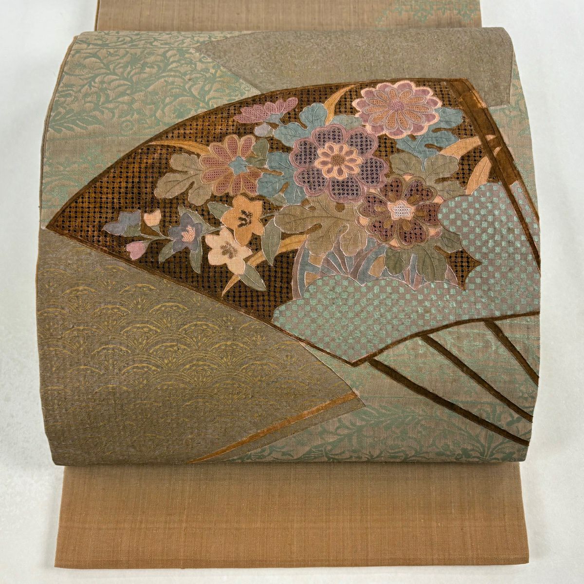 【美品】 袋帶 秀品級 紬織織 扇子 草花紋刺繡 金彩裝飾 茶