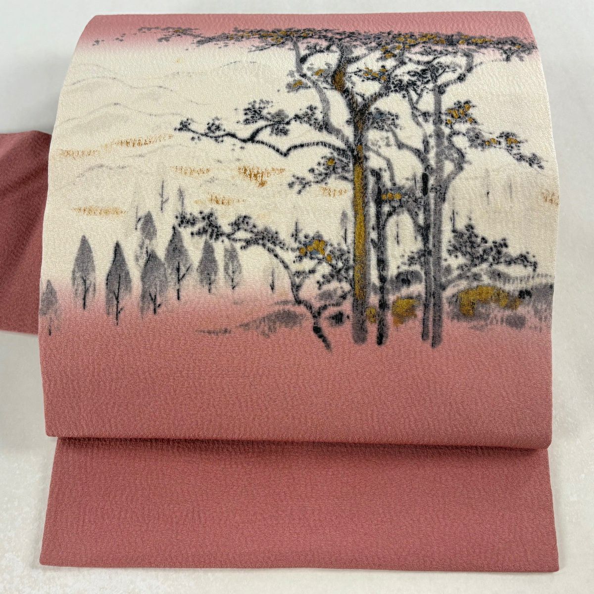 【美品】 名古屋帶 秀品級 落款あり 山科春宣 樹木 金銀彩 縮緬 粉紅 純蠶絲