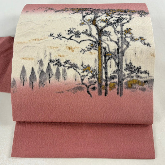 【美品】 名古屋帶 秀品級 落款あり 山科春宣 樹木 金銀彩 縮緬 粉紅 純蠶絲