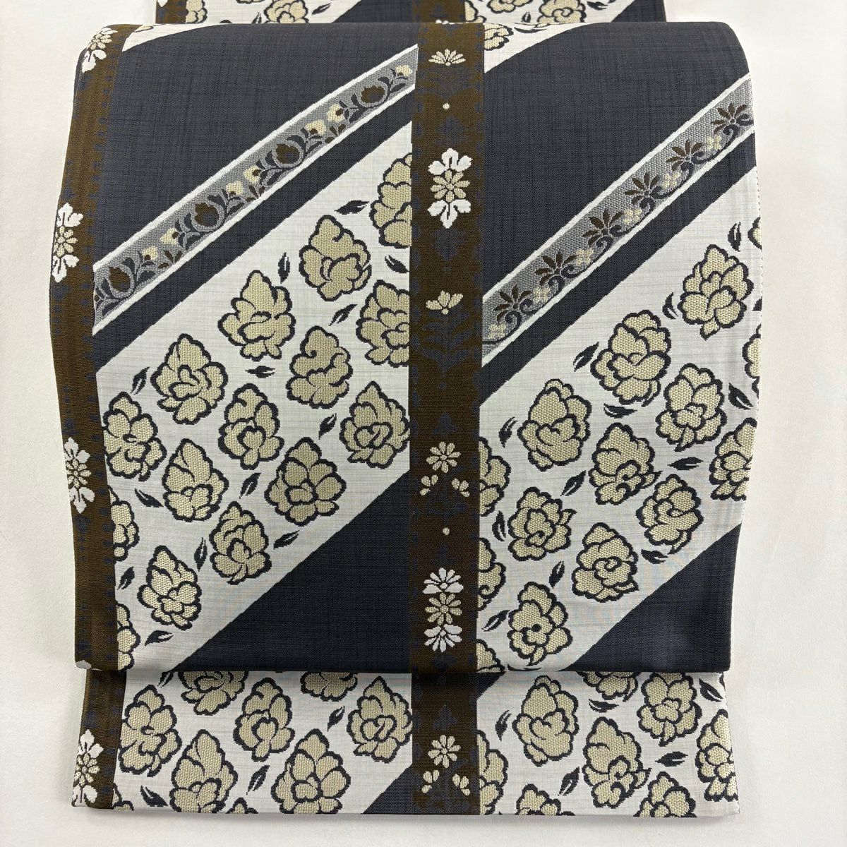 【美品】 袋帶 秀品級 草花紋紋 斜紋 刺繡 灰色 全通 純蠶絲