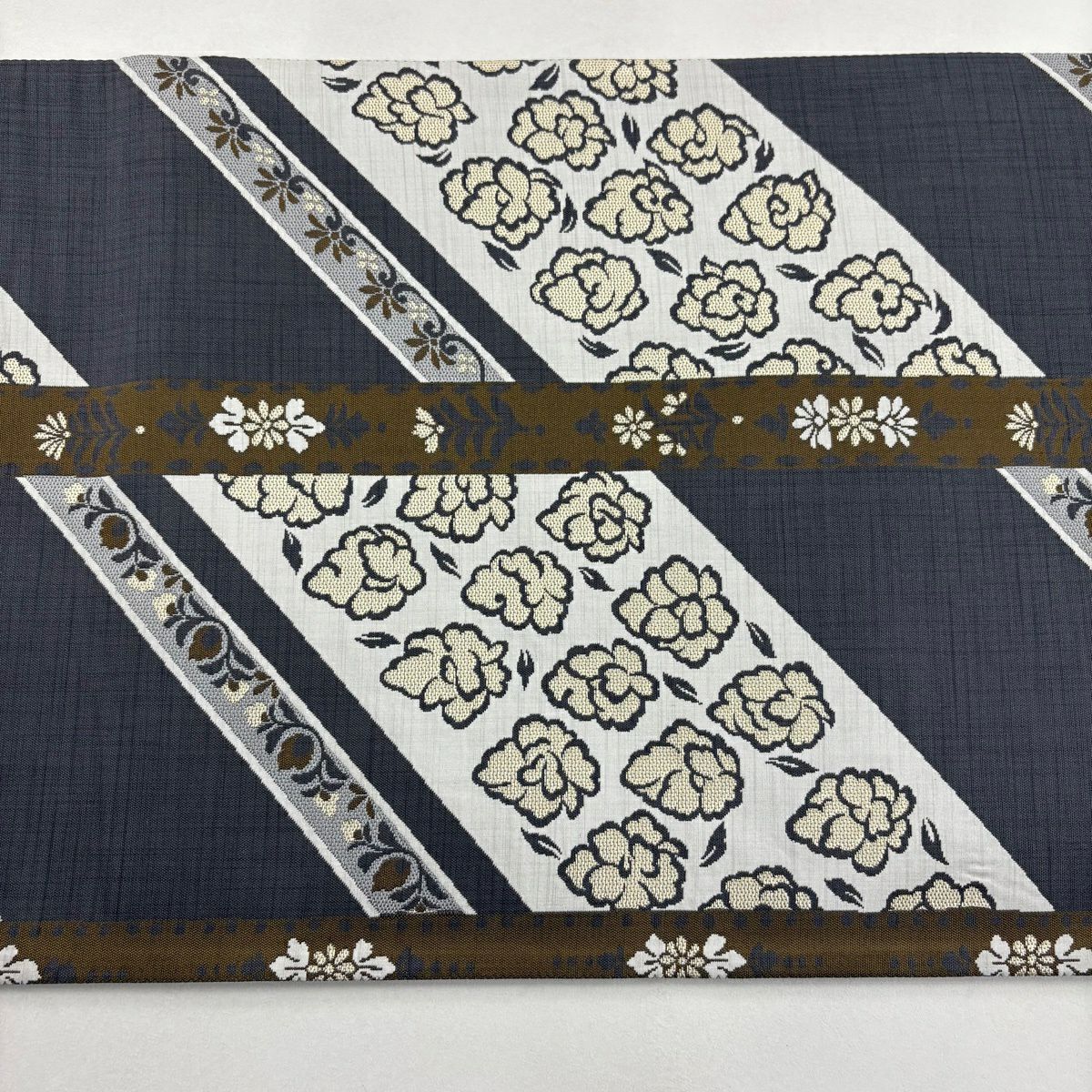 【美品】 袋帶 秀品級 草花紋紋 斜紋 刺繡 灰色 全通 純蠶絲
