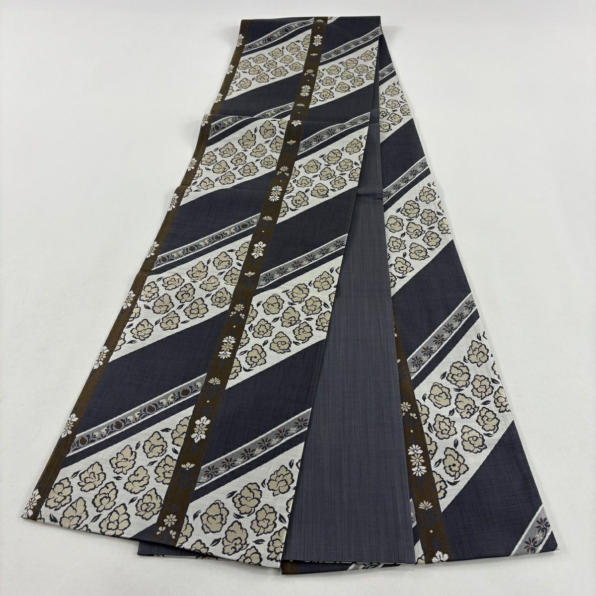 【美品】 袋帶 秀品級 草花紋紋 斜紋 刺繡 灰色 全通 純蠶絲