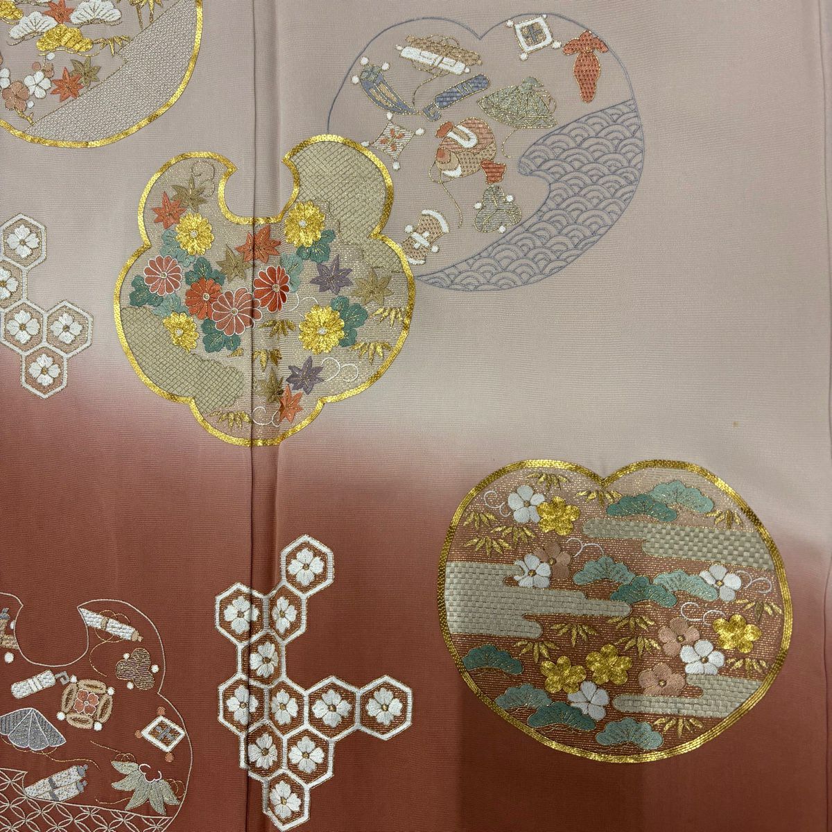 【美品】 留袖禮服禮服 身長165cm 袖長65.5cm M 雙層 草花紋紋 寶盡くし 金絲刺繡 淺粉色 純蠶絲 秀品級 三つ紋