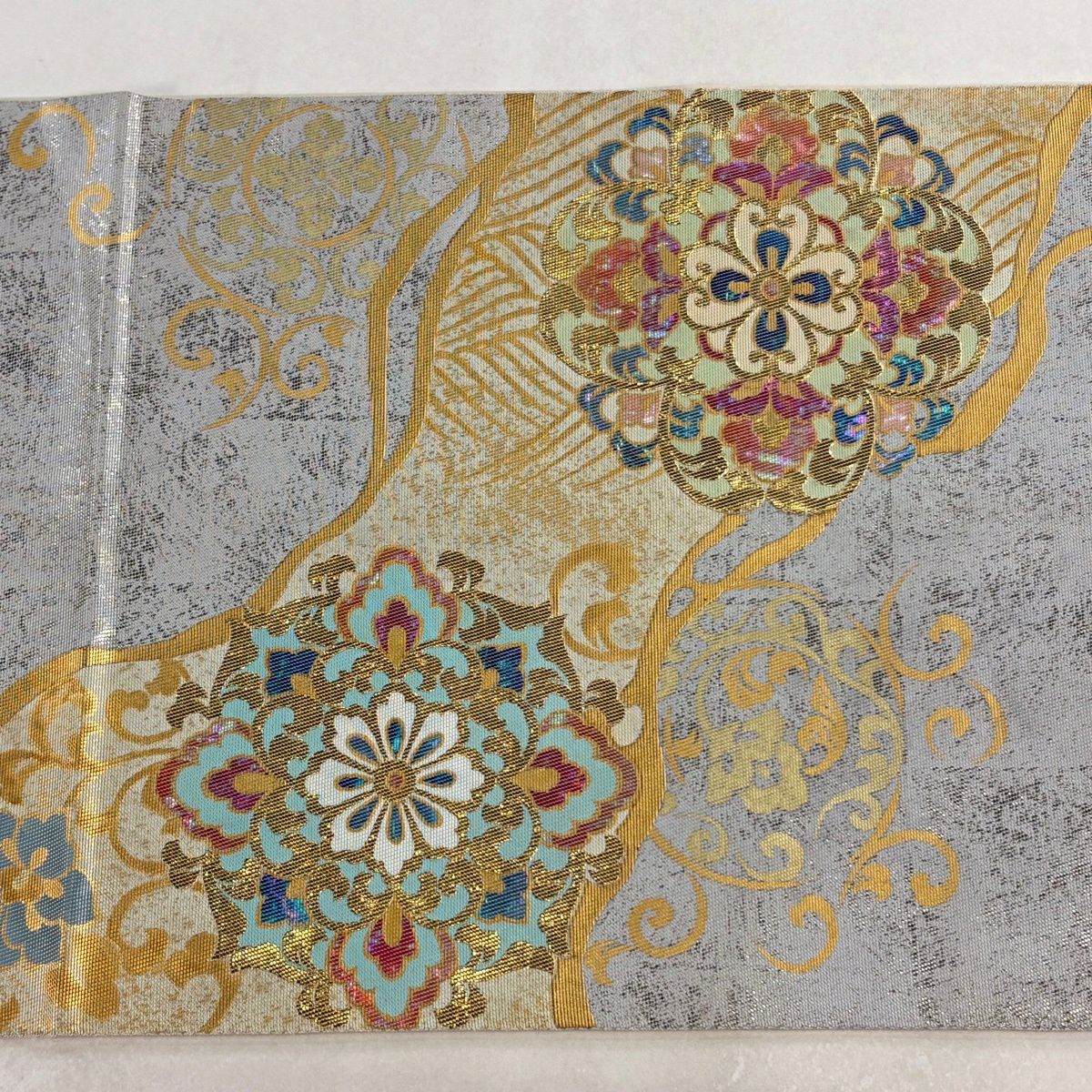 【美品】 袋帶 逸品級 川島織物 落款 華紋 花唐草紋 金金箔 銀色 大鼓圖案 純蠶絲