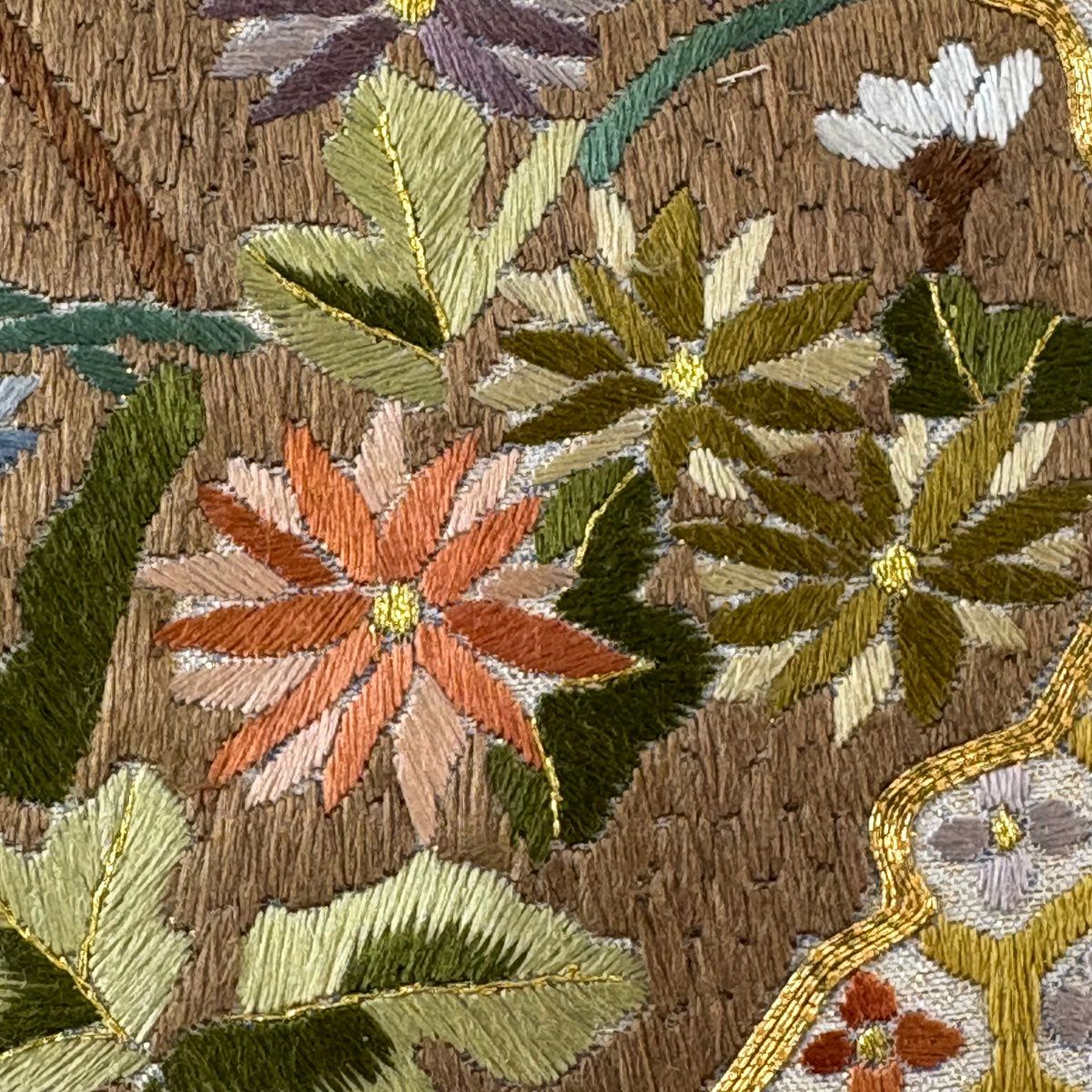 【美品】 袋帶 逸品級 草花紋紋 七寶紋 金糸刺繡 米色 大鼓圖案 純蠶絲