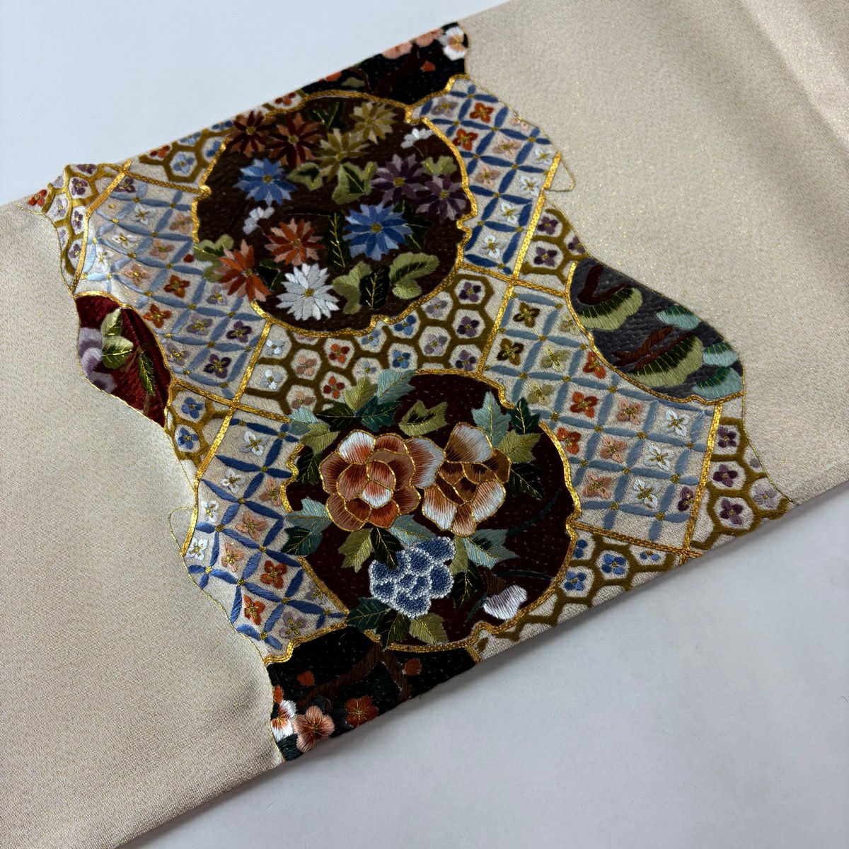 【美品】 袋帶 逸品級 草花紋紋 七寶紋 金糸刺繡 米色 大鼓圖案 純蠶絲