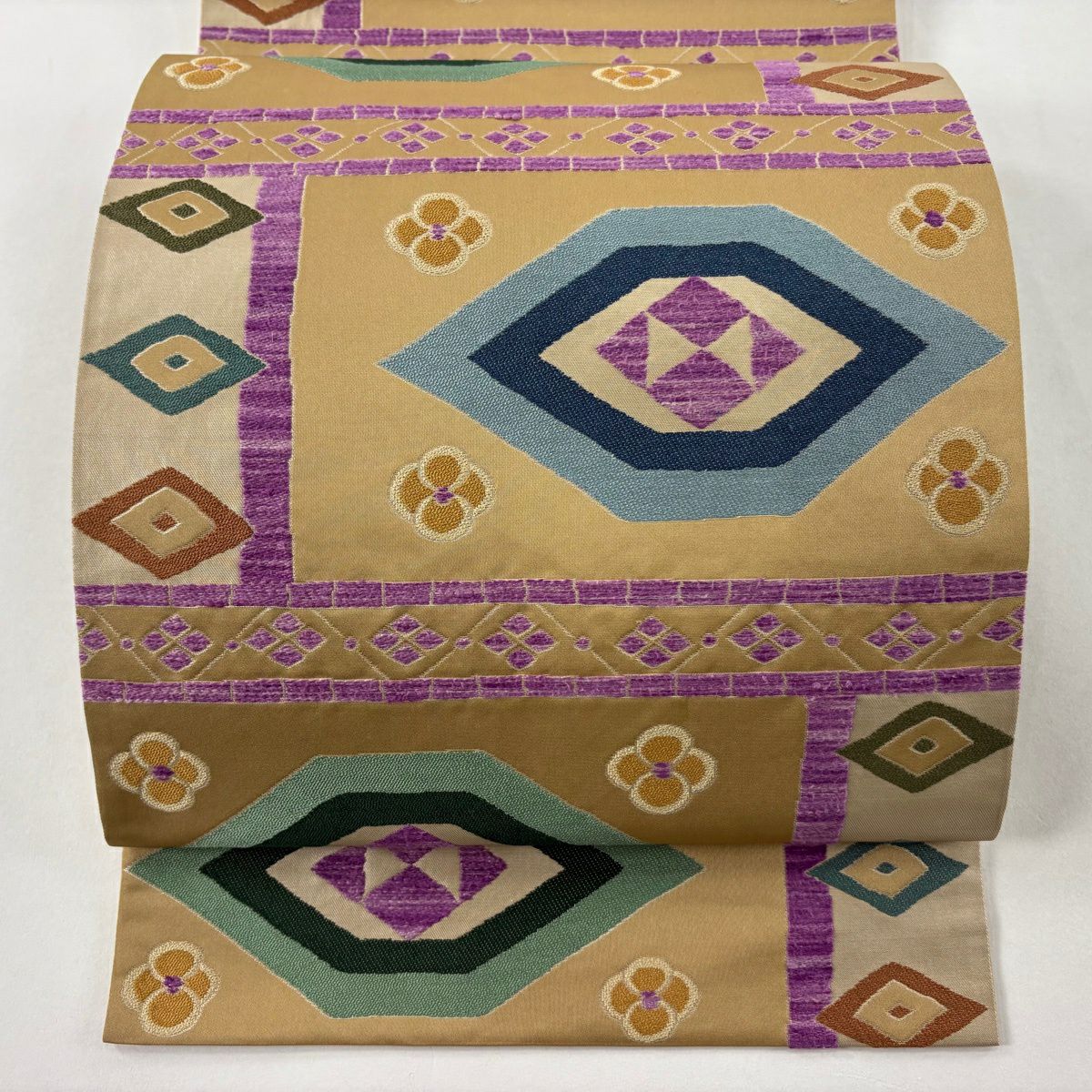 【美品】 袋帶 逸品級 青山美友 落款あり 白綾苑大庭 貝紫 花 幾何學圖案 金金箔 黃土色 六通 純蠶絲