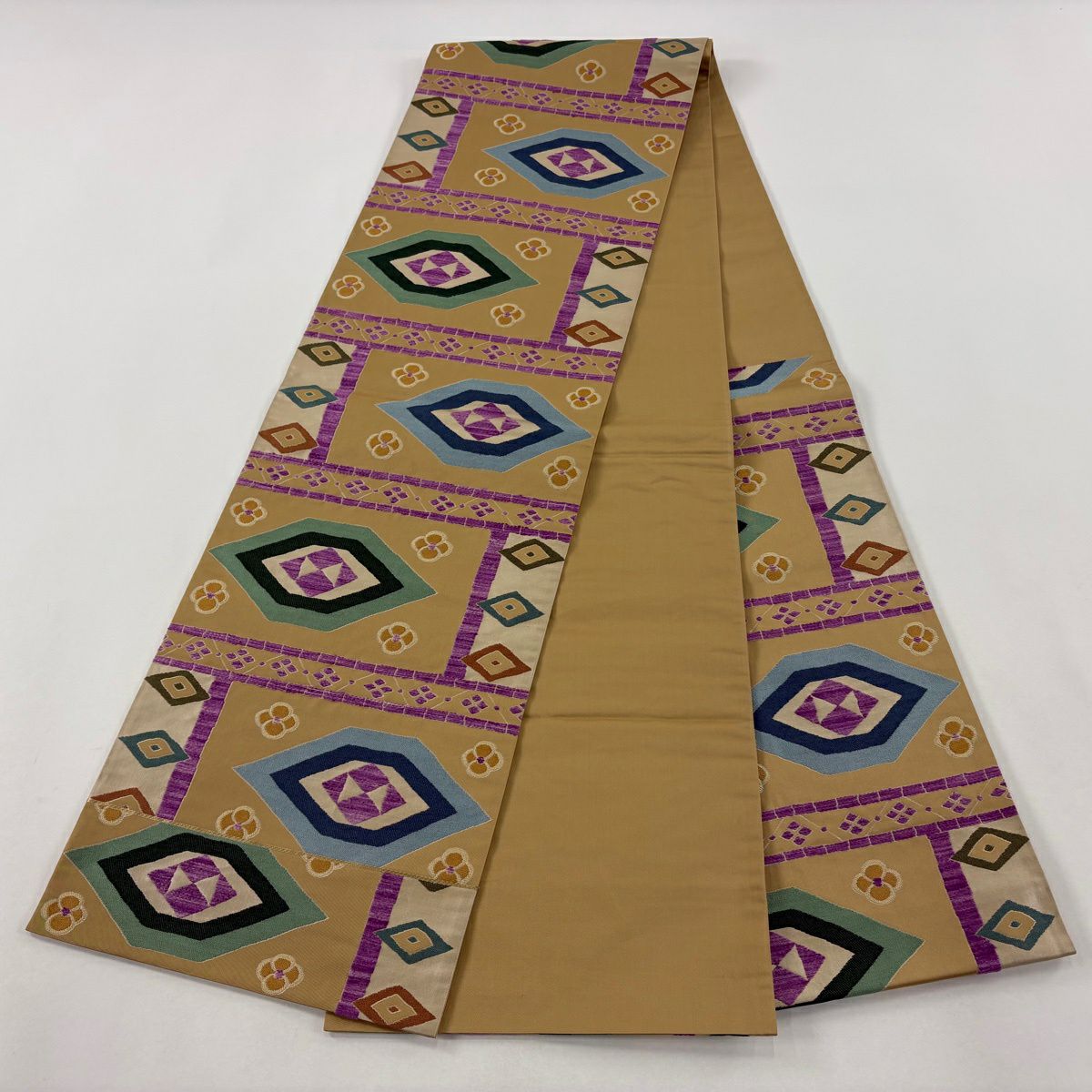 【美品】 袋帶 逸品級 青山美友 落款あり 白綾苑大庭 貝紫 花 幾何學圖案 金金箔 黃土色 六通 純蠶絲