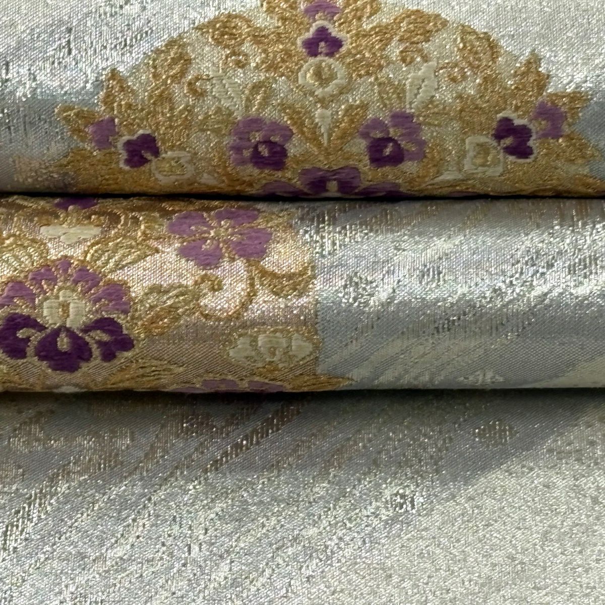 【美品】 袋帶 逸品級 じゅらく 落款あり 帝王紫 向鳥 華紋 刺繡 金線 銀色 大鼓圖案 純蠶絲