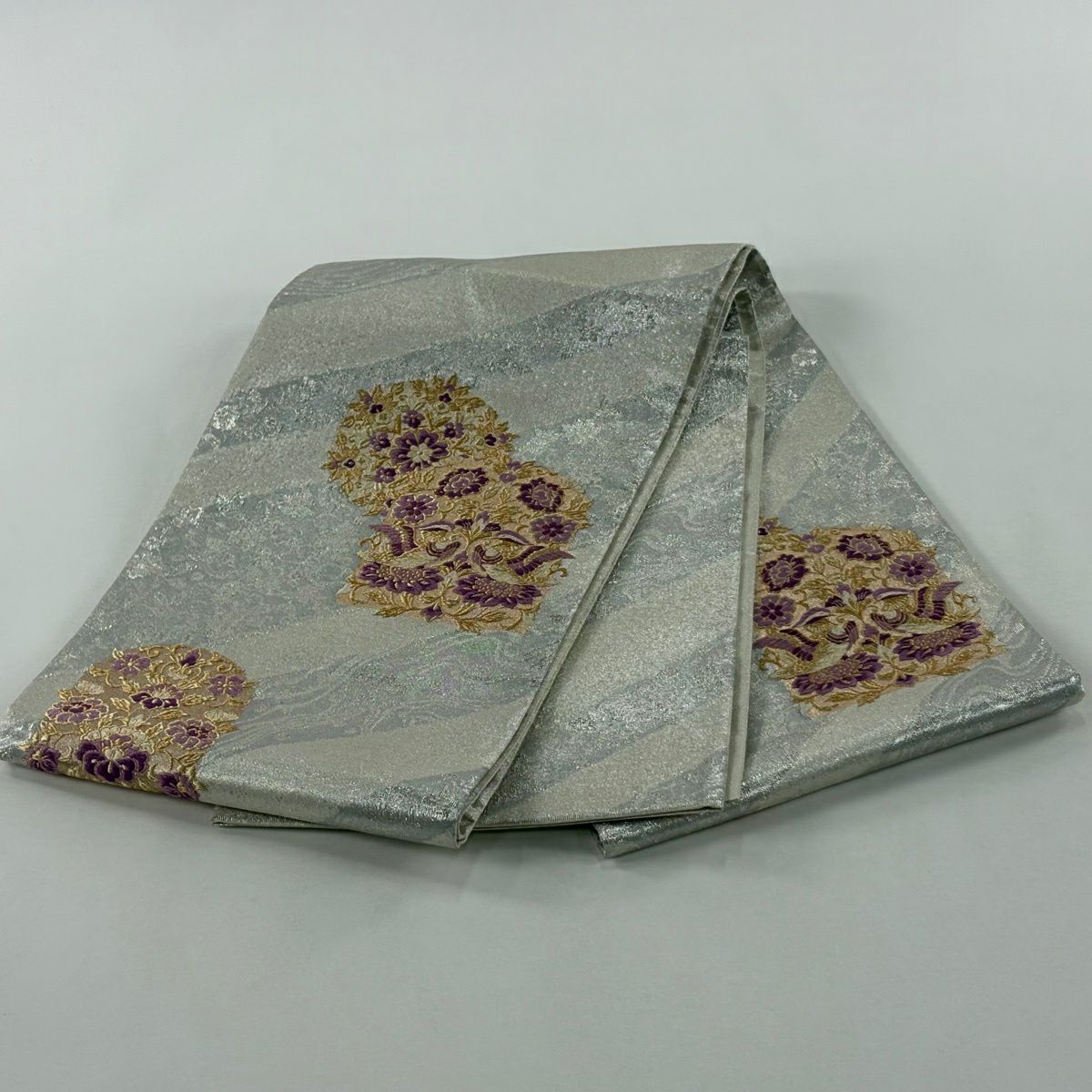 【美品】 袋帶 逸品級 じゅらく 落款あり 帝王紫 向鳥 華紋 刺繡 金線 銀色 大鼓圖案 純蠶絲