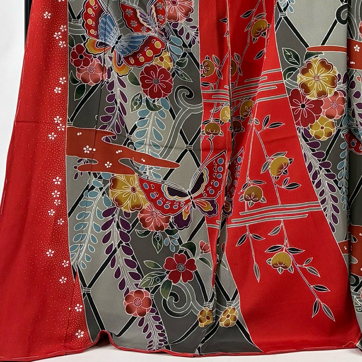 【美品】振袖禮服 身長174.5cm 袖長74cm 未裁縫 仮絵羽 蝶 櫻花 染分 縮緬 紅 純蠶絲 名品級