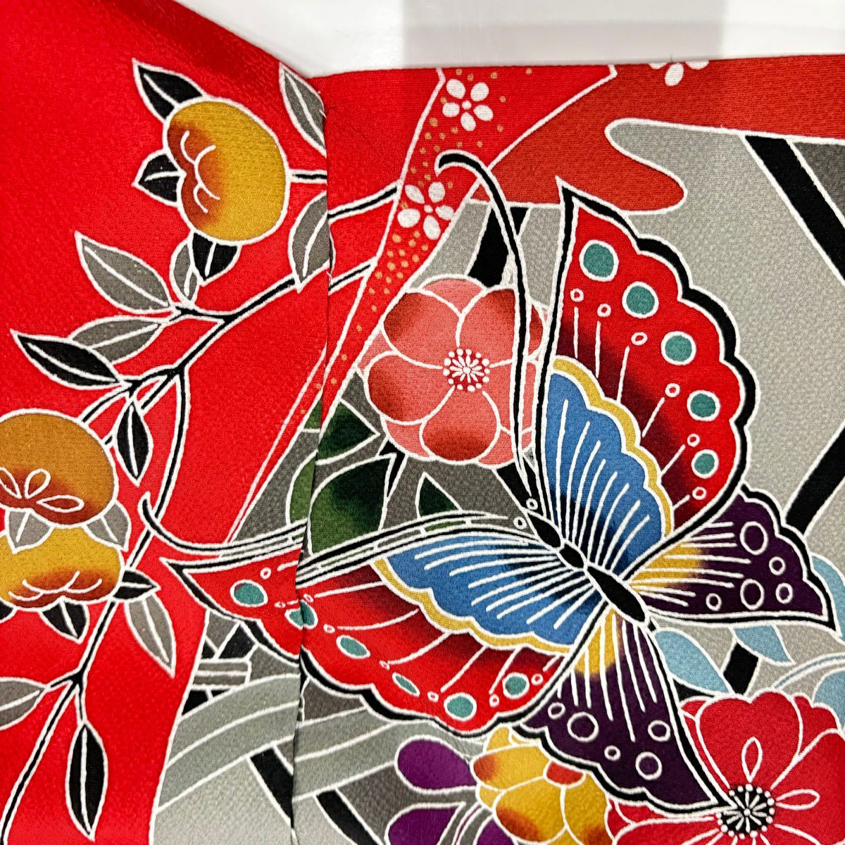 【美品】振袖禮服 身長174.5cm 袖長74cm 未裁縫 仮絵羽 蝶 櫻花 染分 縮緬 紅 純蠶絲 名品級