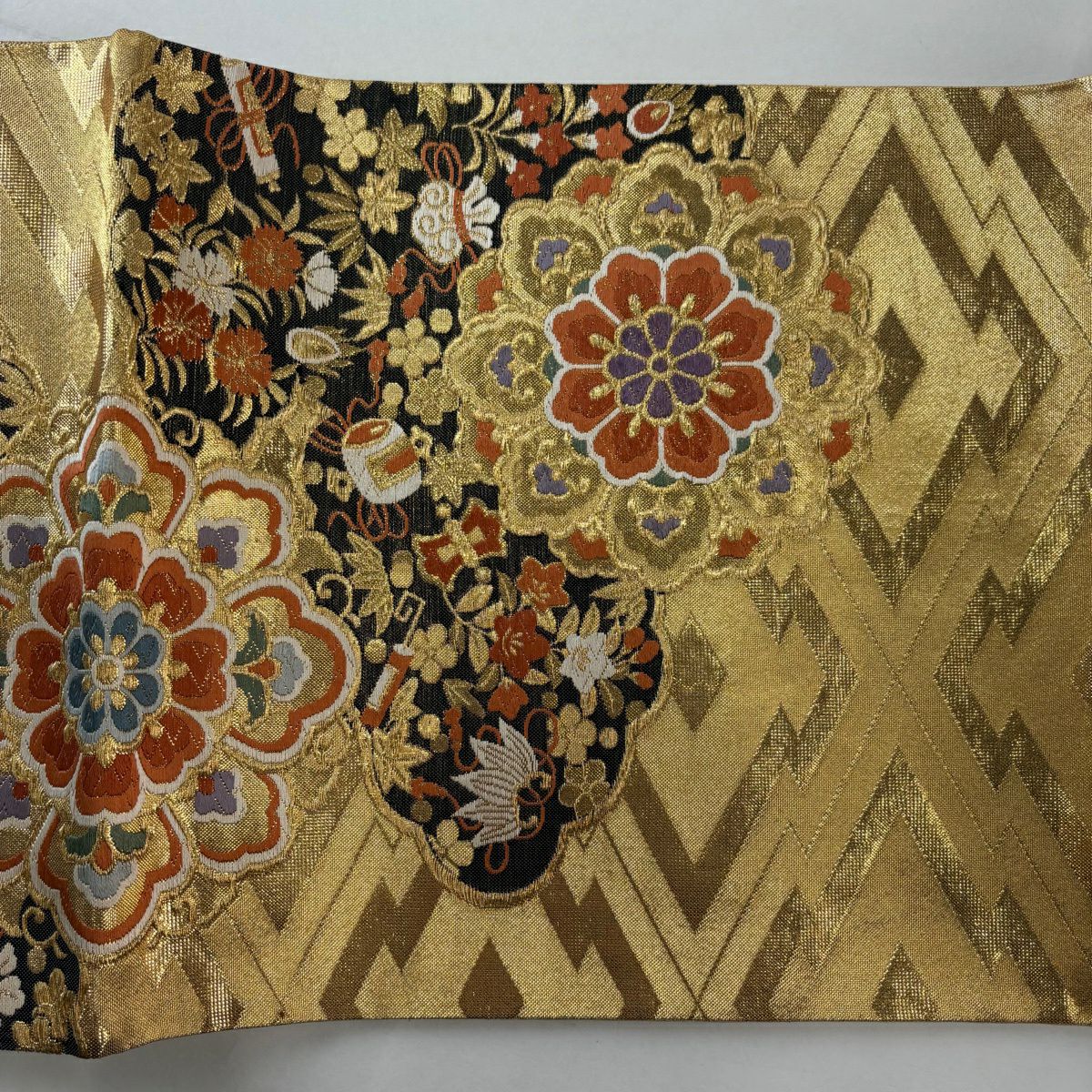 【美品】 袋帶 秀品級 華紋 寶盡くし 唐織 金金箔 金色 六通 純蠶絲