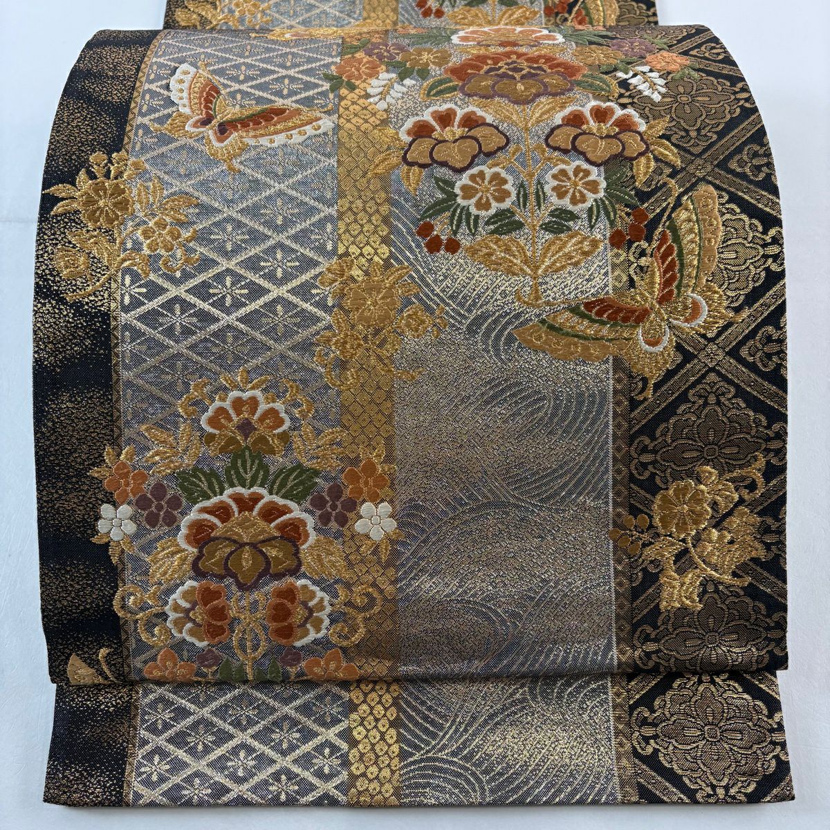 【美品】 袋帶 秀品級 草花紋紋 蝶 唐織 金金箔 銀 六通 純蠶絲