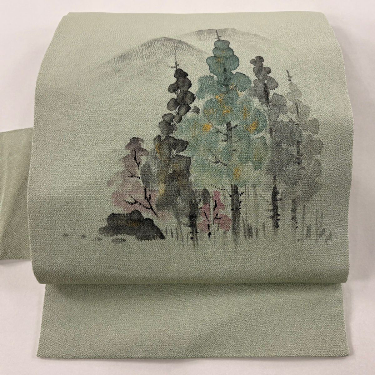【美品】 名古屋帶 優品級 落款あり 樹木 山並 褶皺 金銀彩 淺綠 純蠶絲