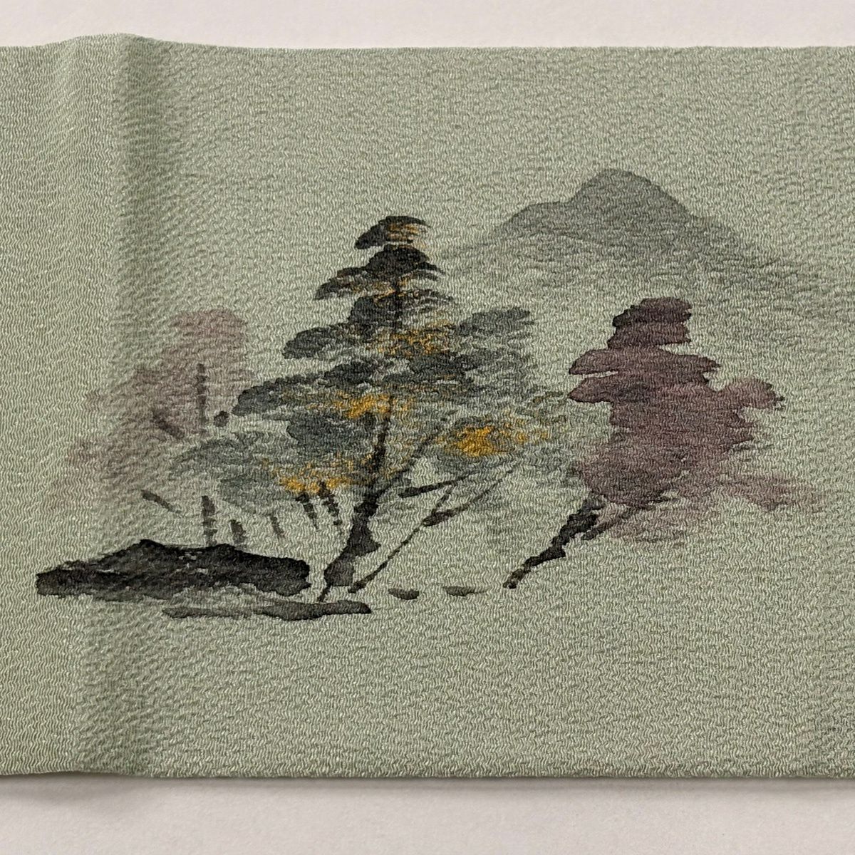 【美品】 名古屋帶 優品級 落款あり 樹木 山並 褶皺 金銀彩 淺綠 純蠶絲
