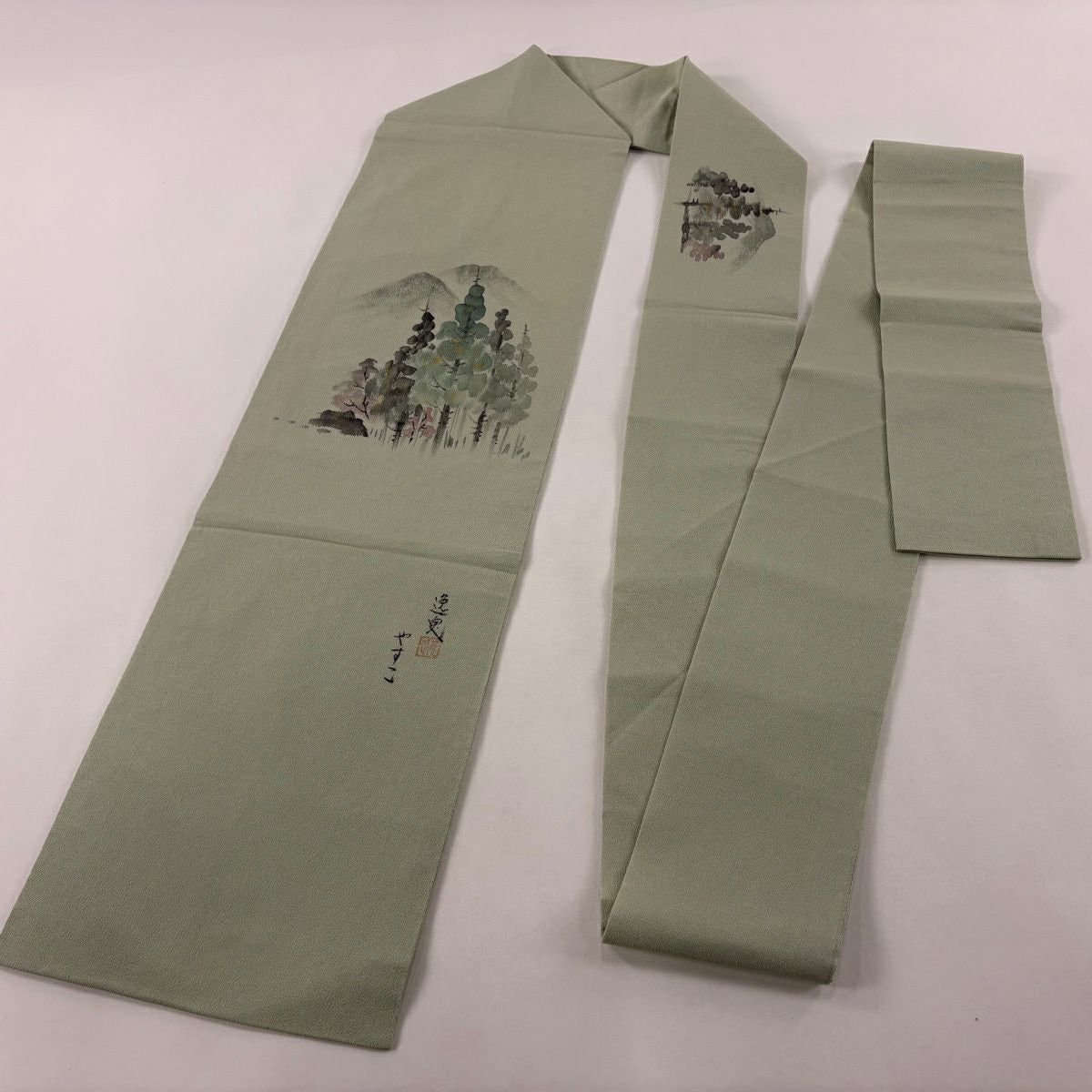 【美品】 名古屋帶 優品級 落款あり 樹木 山並 褶皺 金銀彩 淺綠 純蠶絲