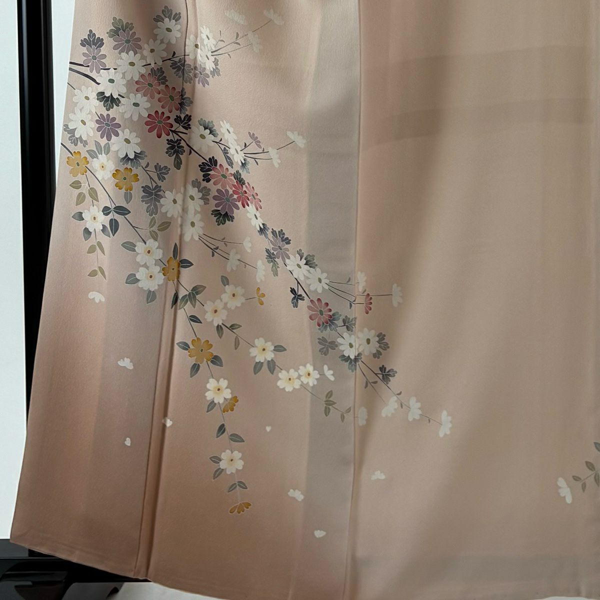 【美品】 付下 身長161cm 袖長63.5cm S 雙層 落款あり 菊花 草花紋紋 漸層 粉米色 純蠶絲 秀品級 一つ紋