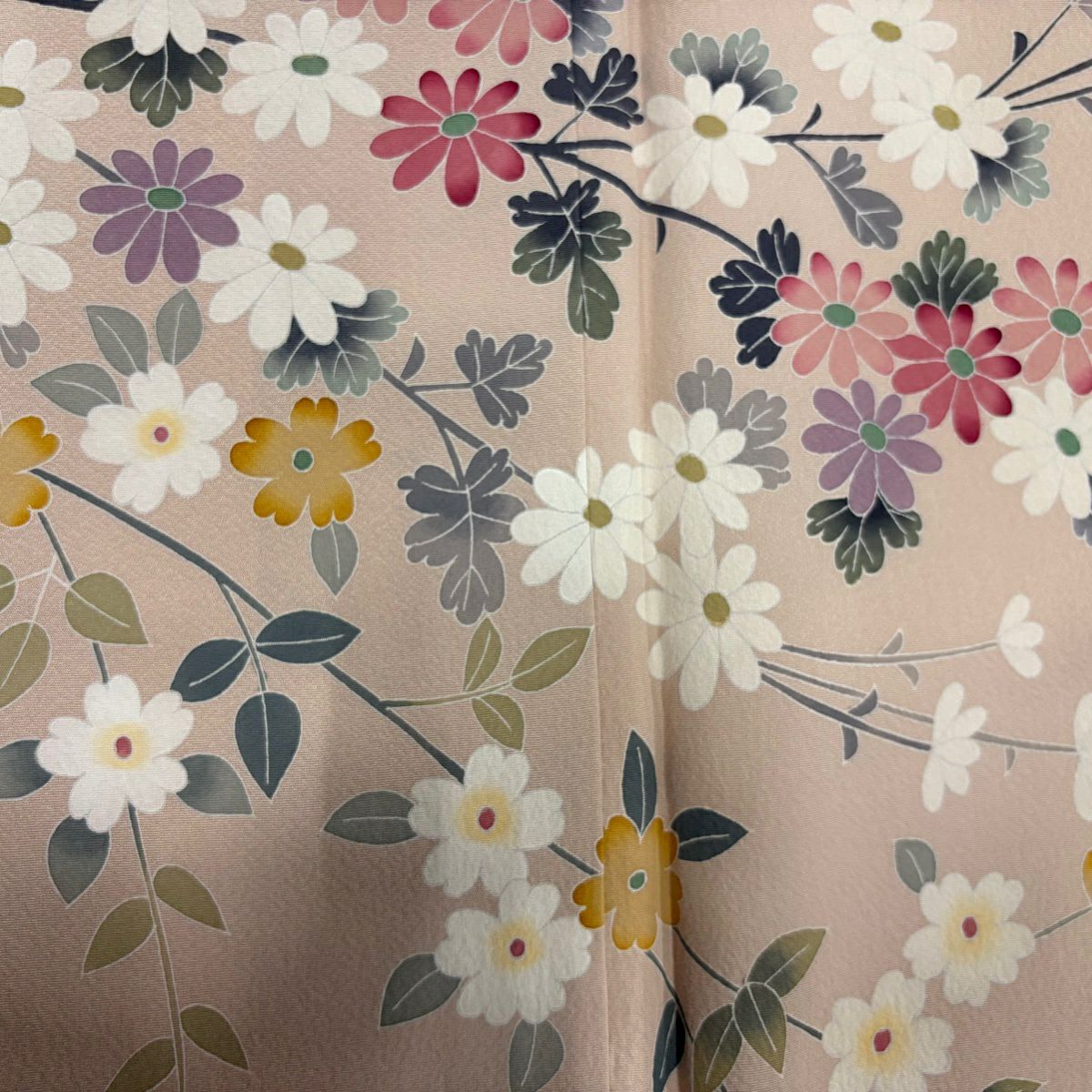 【美品】 付下 身長161cm 袖長63.5cm S 雙層 落款あり 菊花 草花紋紋 漸層 粉米色 純蠶絲 秀品級 一つ紋