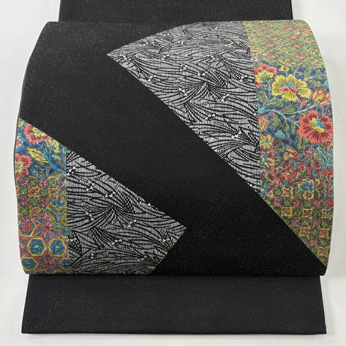 【美品】 袋帶 秀品級 落款あり 草花紋 幾何學圖案 銀通し 黑色 お太鼓柄 純蠶絲