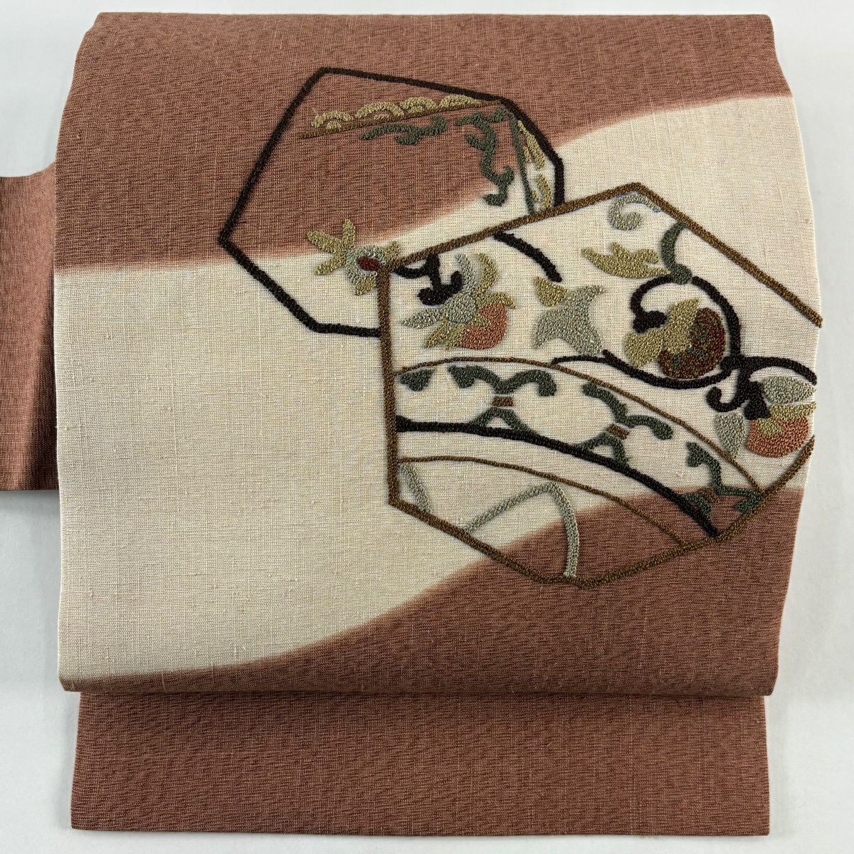 【美品】 名古屋帶 優品級 紬織織 花唐草紋 幾何學圖案 相良刺繡 紅茶 純蠶絲