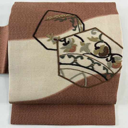 【美品】 名古屋帶 優品級 紬織織 花唐草紋 幾何學圖案 相良刺繡 紅茶 純蠶絲