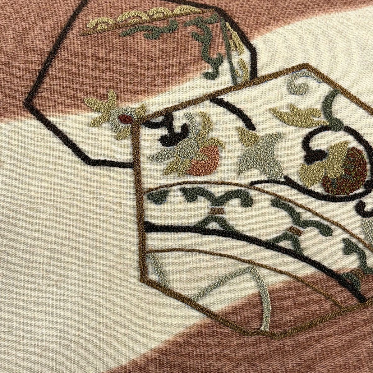 【美品】 名古屋帶 優品級 紬織織 花唐草紋 幾何學圖案 相良刺繡 紅茶 純蠶絲