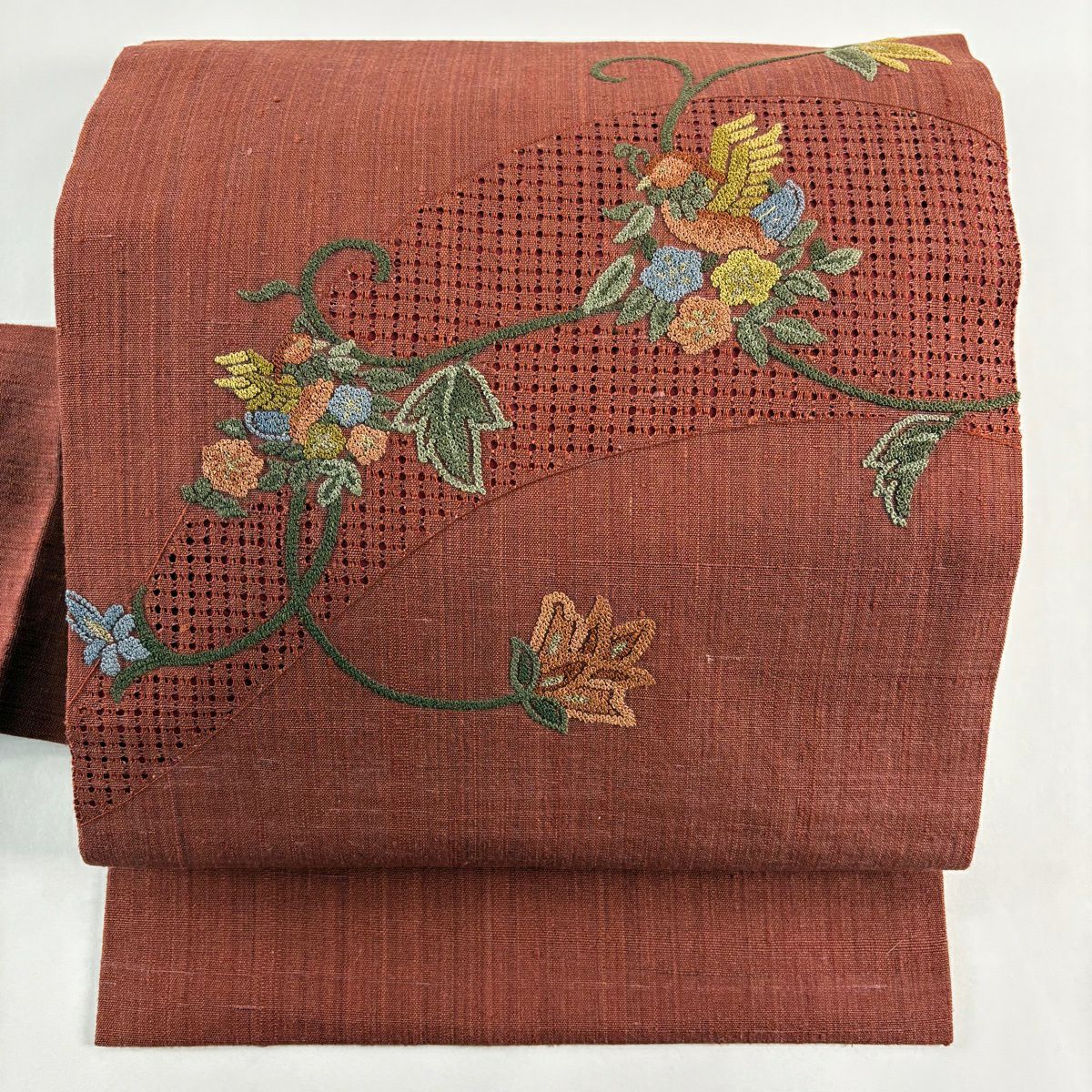【美品】 名古屋帶 優品級 紬織織 花唐草紋 鳥 相良刺繡 汕頭刺繡 紅茶 純蠶絲