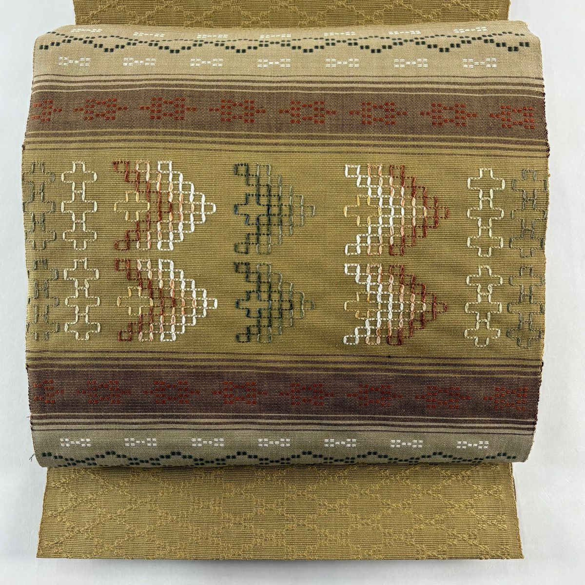 【美品】名古屋帶 逸品級 松樹葉仕立 八寸名古屋帶 橫段 幾何學圖案 淺黃土色 純蠶絲