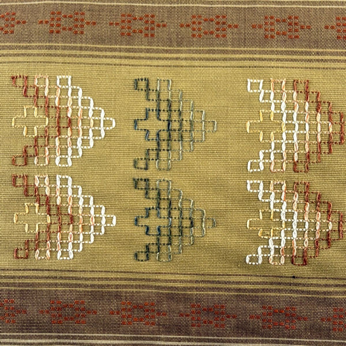 【美品】名古屋帶 逸品級 松樹葉仕立 八寸名古屋帶 橫段 幾何學圖案 淺黃土色 純蠶絲