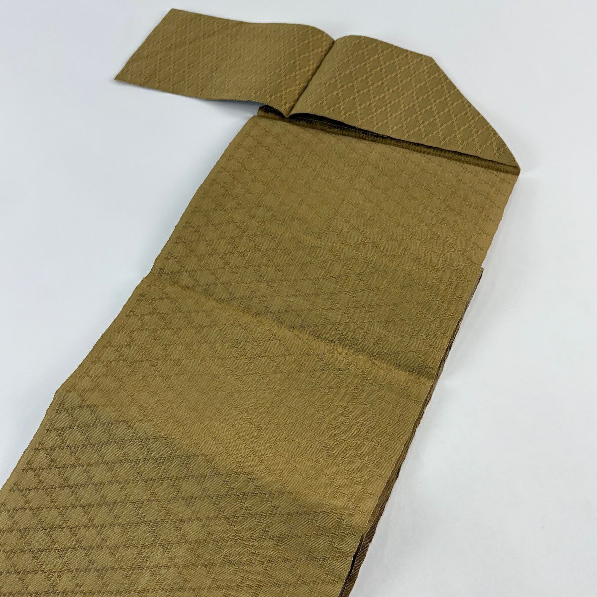 【美品】名古屋帶 逸品級 松樹葉仕立 八寸名古屋帶 橫段 幾何學圖案 淺黃土色 純蠶絲