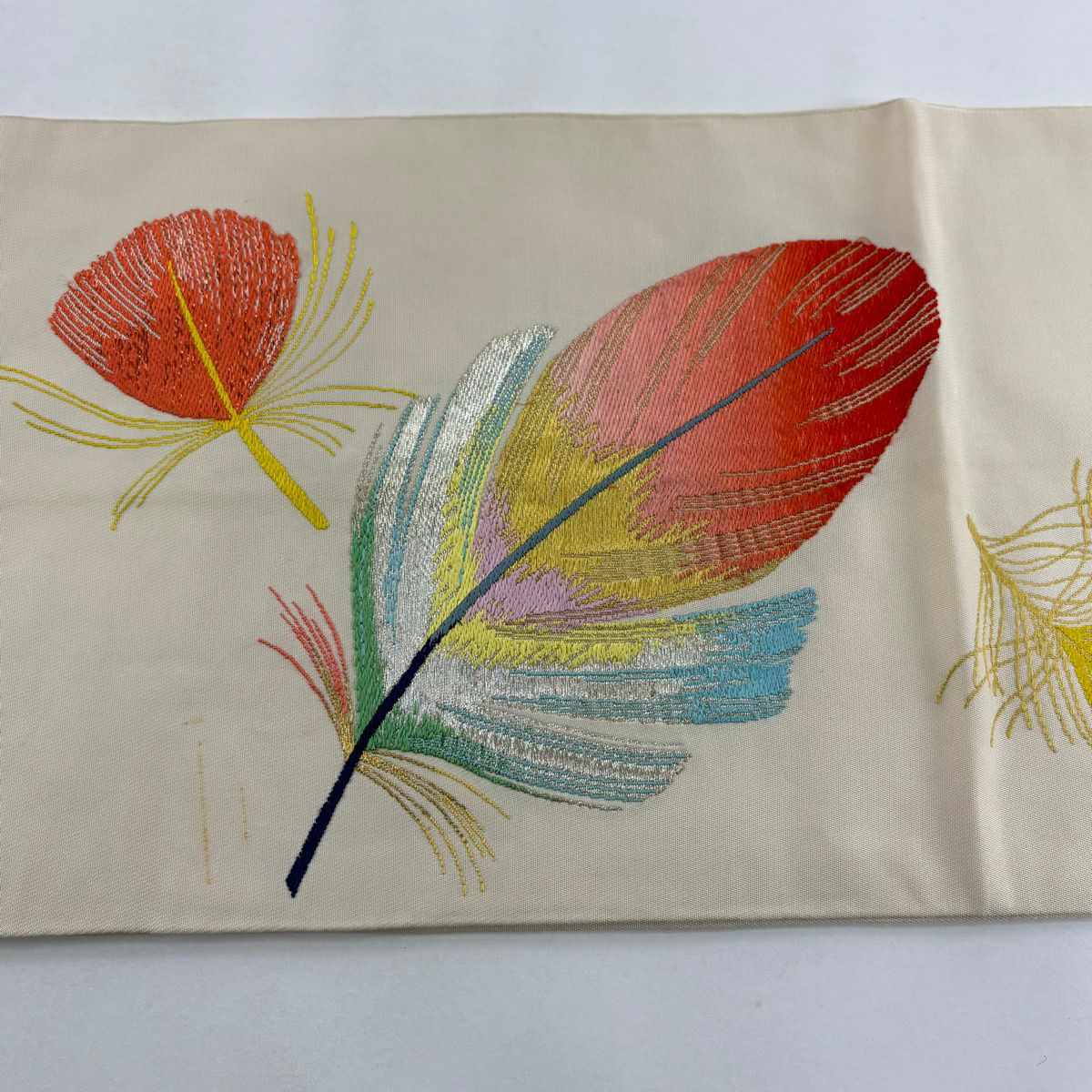 袋帶 逸品級 龍村平蔵 落款 玉的彩羽錦 關西仕立 雛草花紋 金銀彩 刺繡 奶油 六通 純蠶絲
