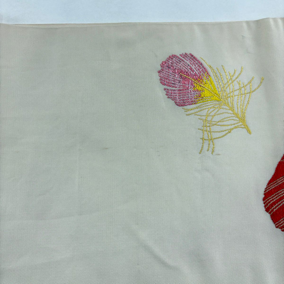 袋帶 逸品級 龍村平蔵 落款 玉的彩羽錦 關西仕立 雛草花紋 金銀彩 刺繡 奶油 六通 純蠶絲
